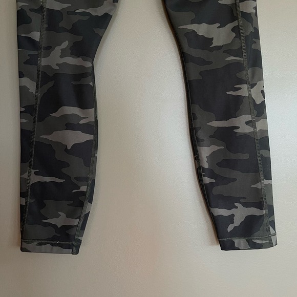Athleta Ultimate Stash Pocket Camo 7/8 Tight Sz Small Athletic Activewear - Picture 15 of 16